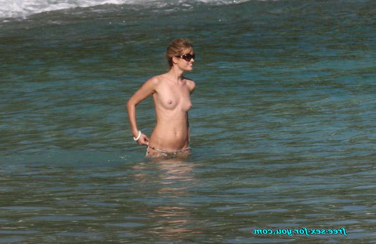 16P Julie Ordon showing her nice tits topless beach paparazzi pics