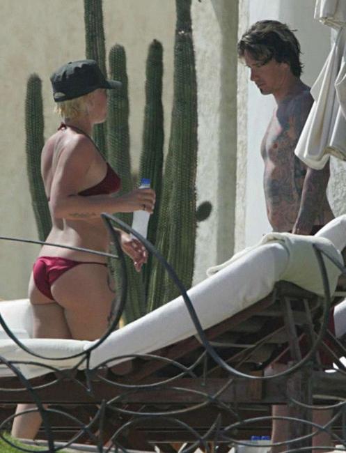16P Celebrity star Pink exposing hot nude boobs