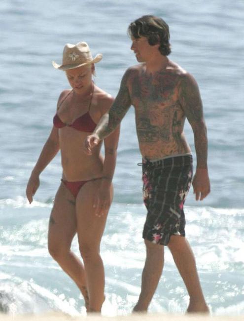 16P Celebrity star Pink exposing hot nude boobs