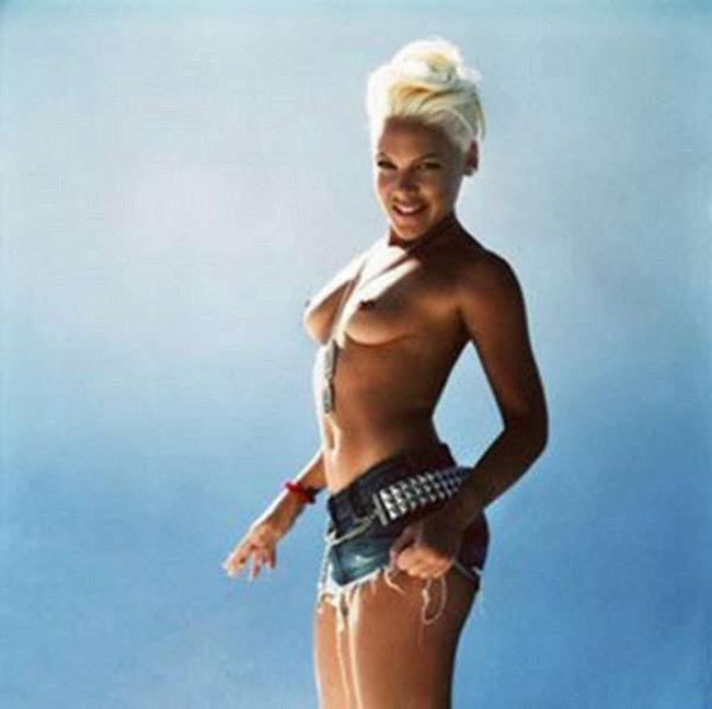 16P Celebrity star Pink exposing hot nude boobs