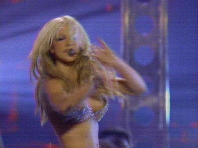 16P Britney Spears nice ass and nipple slip