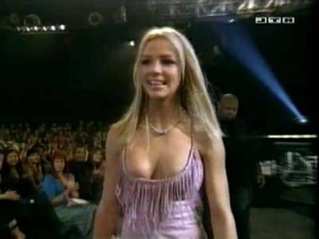 16P Britney Spears nice ass and nipple slip