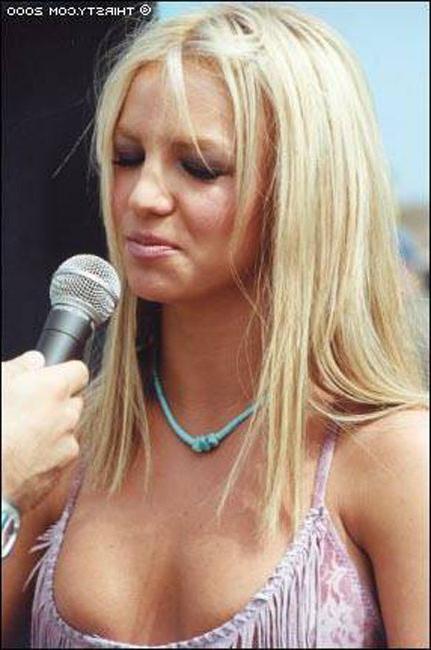 16P Britney Spears nice ass and nipple slip