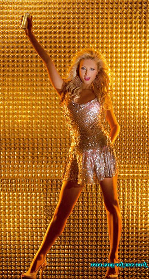 16P Paris Hilton posing nude in gold and shows pussy and tits