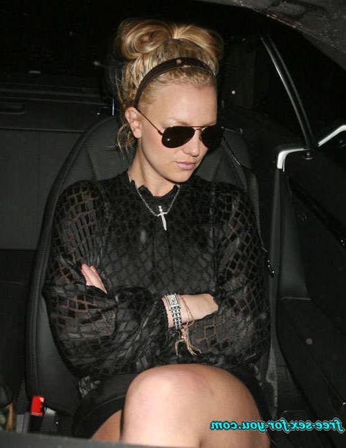 16P Britney Spears showing her ass and panties upskirt