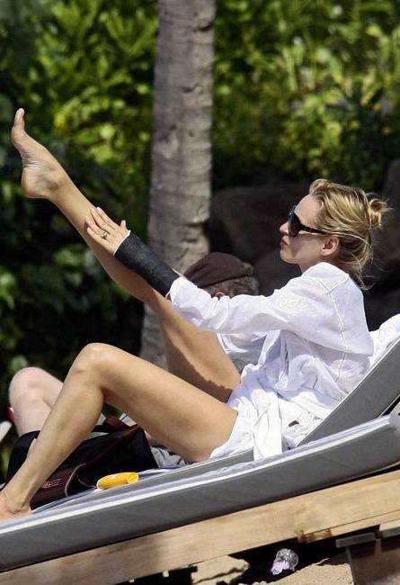 15P Celebrity Uma Thurman hot nipple slip