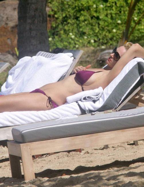 15P Celebrity Uma Thurman hot nipple slip