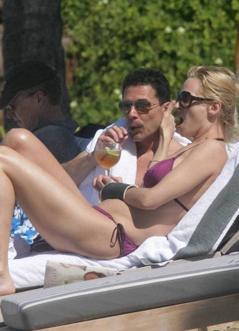15P Celebrity Uma Thurman hot nipple slip