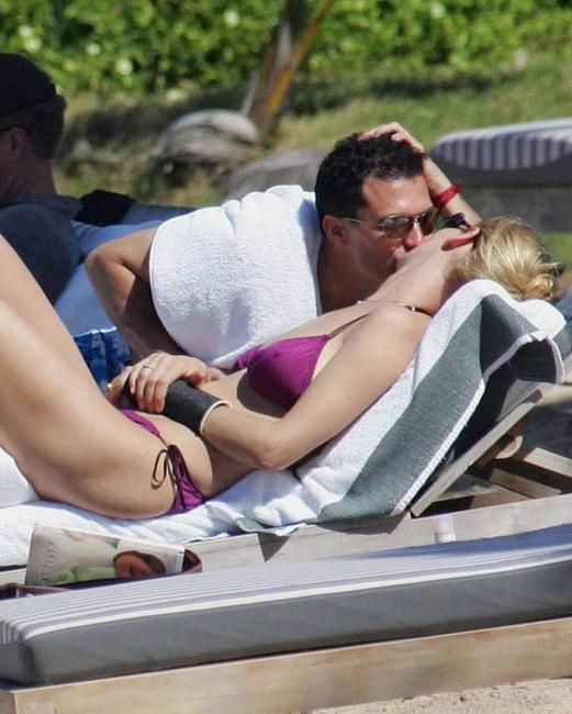 15P Celebrity Uma Thurman hot nipple slip