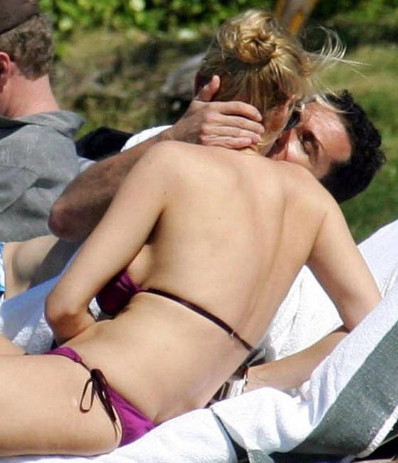 15P Celebrity Uma Thurman hot nipple slip