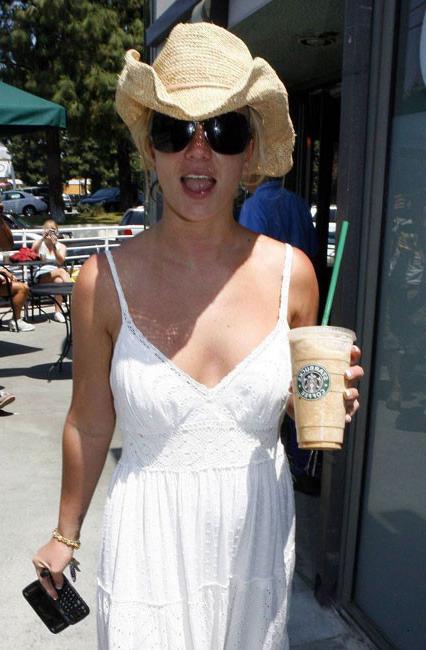 15P Celebrity Britney Spears nipple slip in public