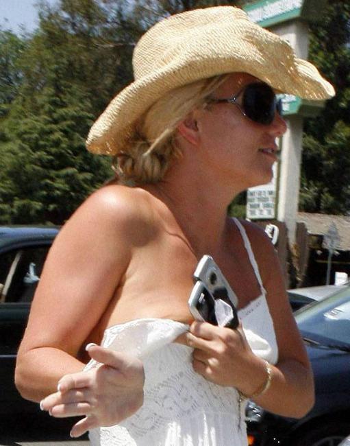15P Celebrity Britney Spears nipple slip in public