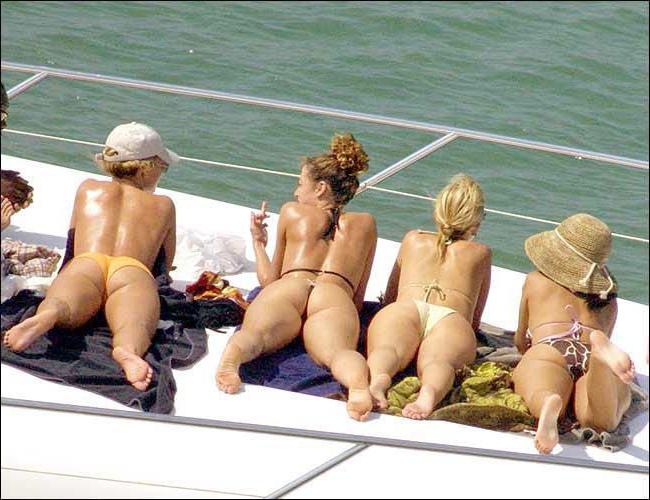 15P Celebrity Britney Spears nipple slip in public