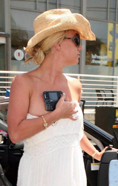 15P Celebrity Britney Spears nipple slip in public