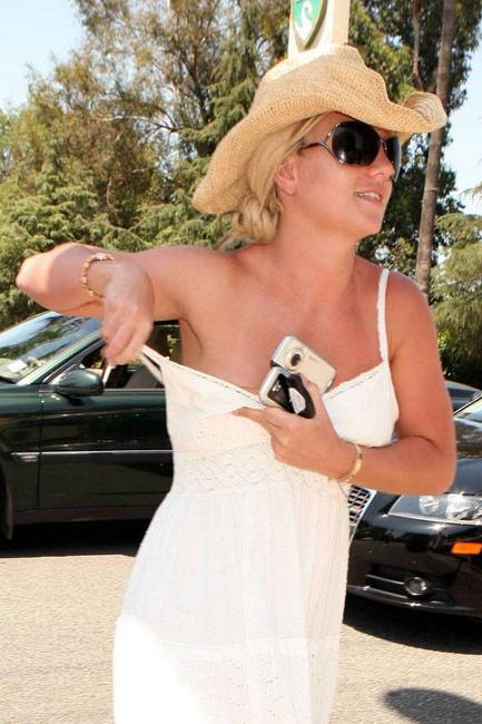 15P Celebrity Britney Spears nipple slip in public