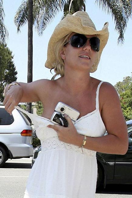 15P Celebrity Britney Spears nipple slip in public