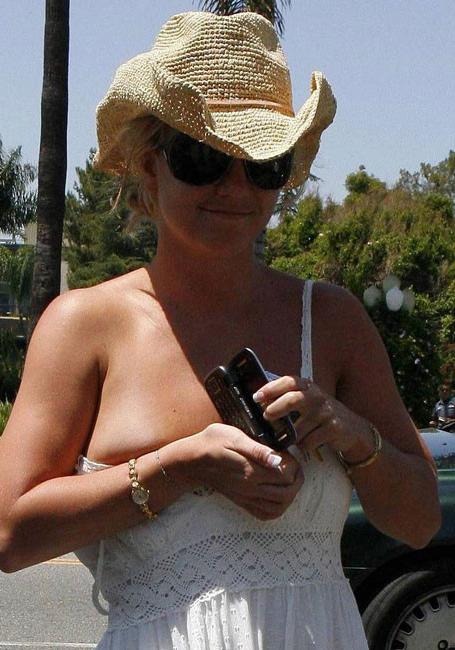15P Celebrity Britney Spears nipple slip in public