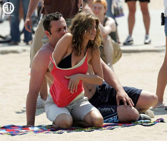 16P Celebrity star Jennifer Aniston shows nude tits