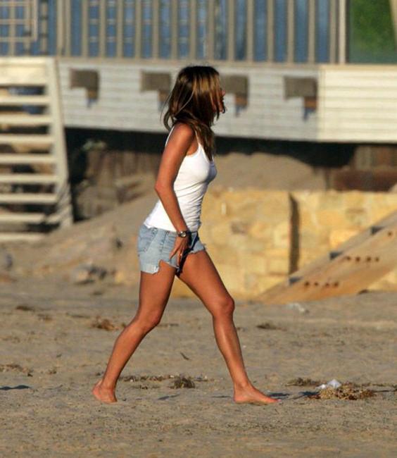16P Celebrity star Jennifer Aniston shows nude tits
