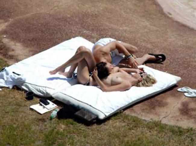 16P Celebrity Pamela Anderson shows sexy body