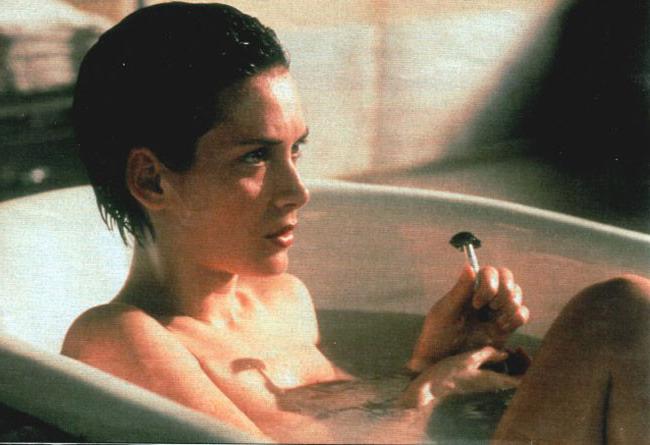15P Celebrity actress Winona Ryder showing hot boobs