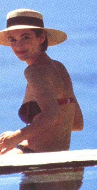 15P Celebrity actress Winona Ryder showing hot boobs