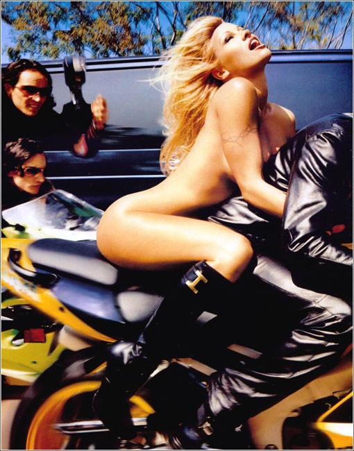 15P Celebrity Pamela Anderson shows sexy body