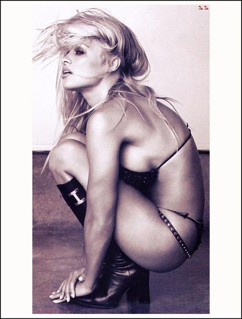 15P Celebrity Pamela Anderson shows sexy body
