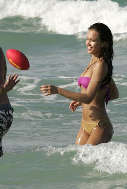 15P Celebrity Jessica Alba shows her nice tits