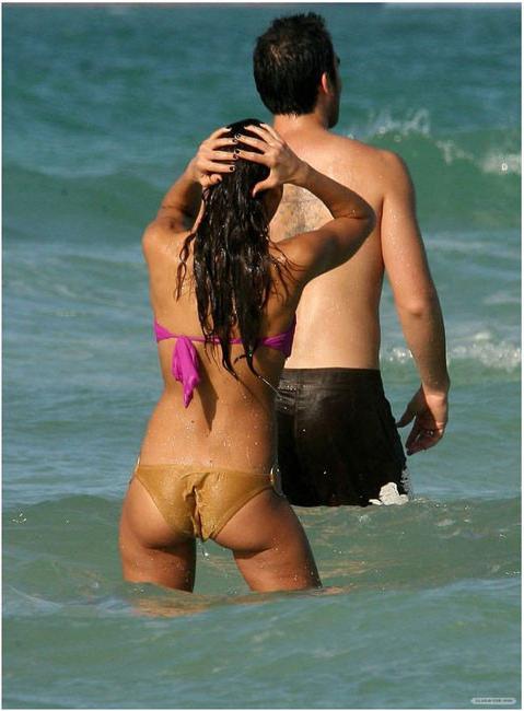 15P Celebrity Jessica Alba shows her nice tits