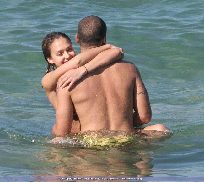 15P Celebrity Jessica Alba shows her nice tits