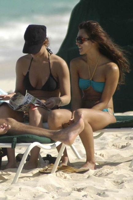 15P Celebrity Jessica Alba shows her nice tits