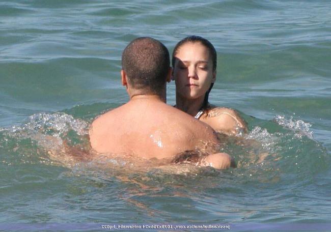15P Celebrity Jessica Alba shows her nice tits