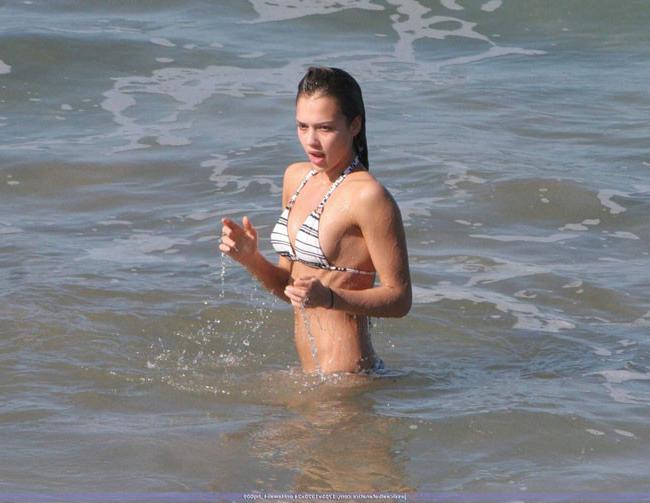 15P Celebrity Jessica Alba shows her nice tits