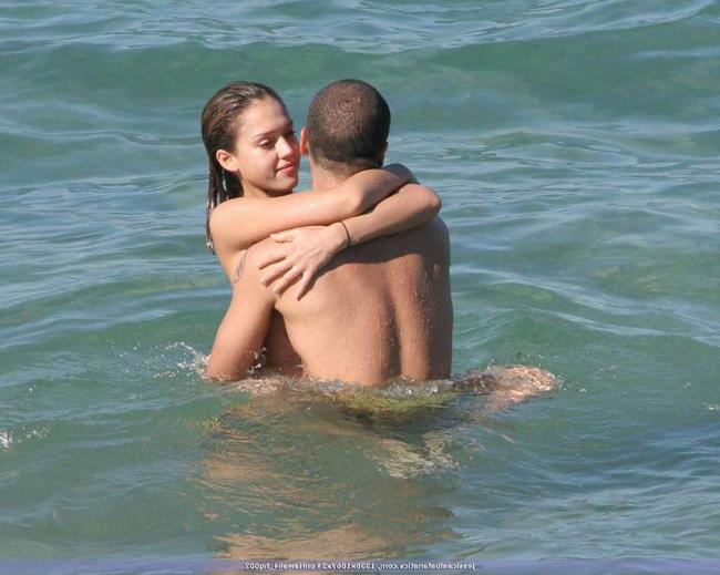15P Celebrity Jessica Alba shows her nice tits