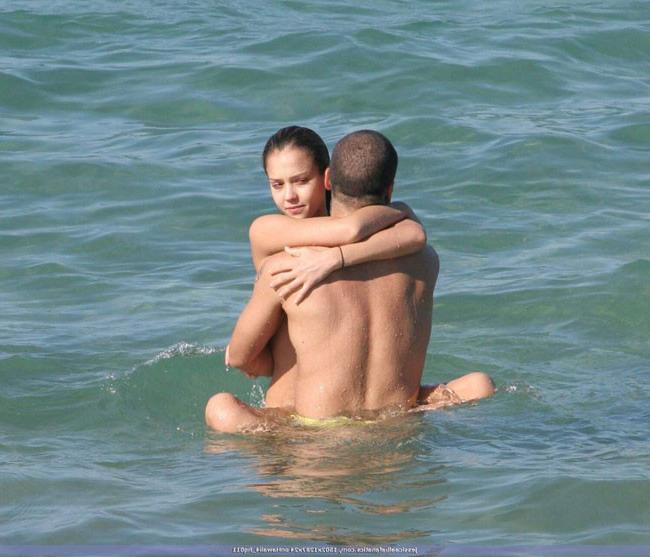 15P Celebrity Jessica Alba shows her nice tits