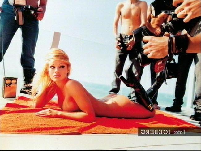 16P Celeb star Pamela Anderson shows nude big boobs