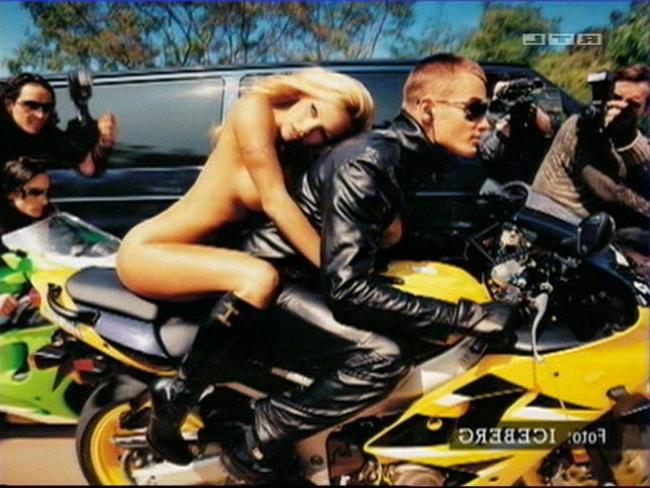 16P Celeb star Pamela Anderson shows nude big boobs