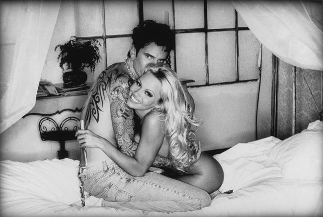 16P Celeb star Pamela Anderson shows nude big boobs