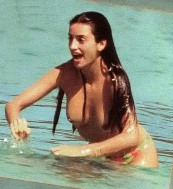 16P Latina celebrity Penelope Cruze shows nice tits
