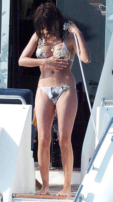16P Latina celebrity Penelope Cruze shows nice tits