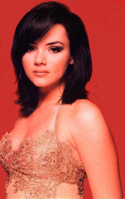 16P Fantastic celebrity babe Martine McCutcheon nude boobs