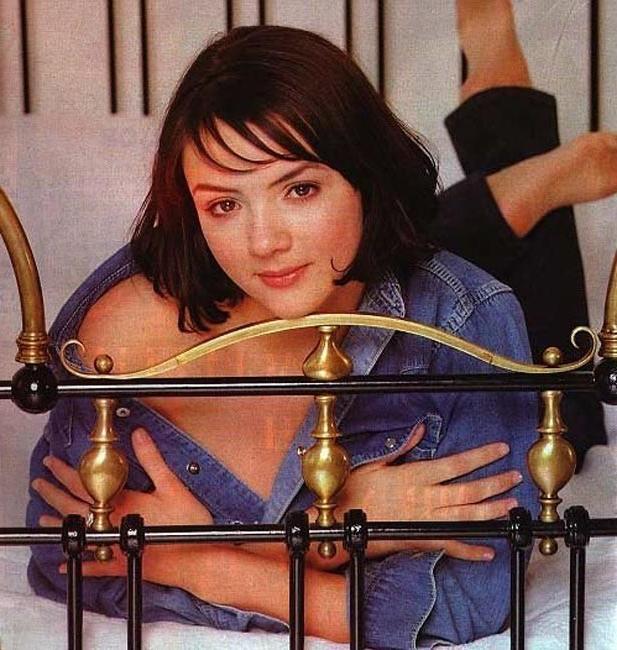 16P Fantastic celebrity babe Martine McCutcheon nude boobs