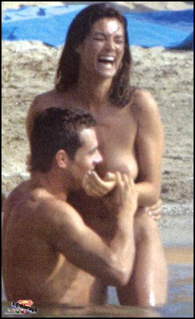16P Celeb exotic star Manuela Arcuri showing hot nude body