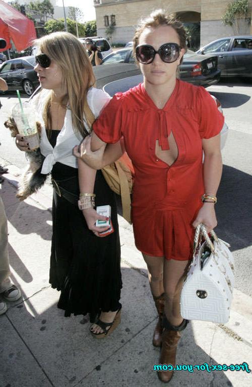16P Britney Spears showing her shaved pussy on upskirt paparazzi pix
