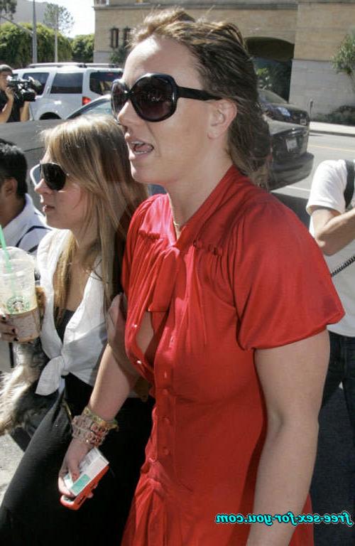 16P Britney Spears showing her shaved pussy on upskirt paparazzi pix