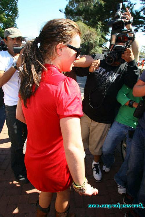 16P Britney Spears showing her shaved pussy on upskirt paparazzi pix