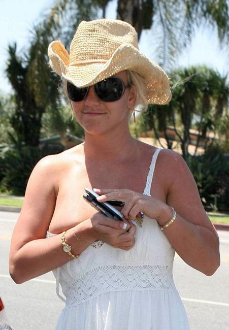 15P Celebrity Britney Spears pussy and nude in the pool