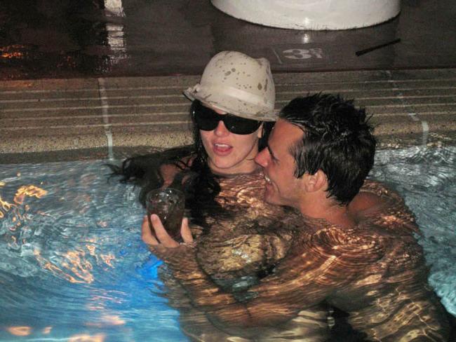 15P Celebrity Britney Spears pussy and nude in the pool