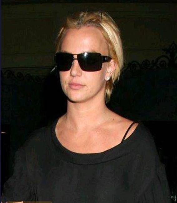 15P Celebrity Britney Spears pussy and nude in the pool